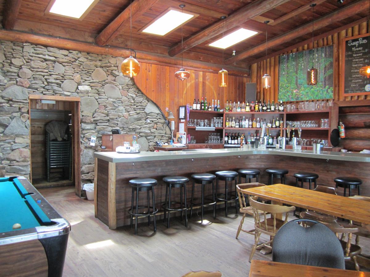 The Surf Lodge And Pub Gabriola Exterior foto